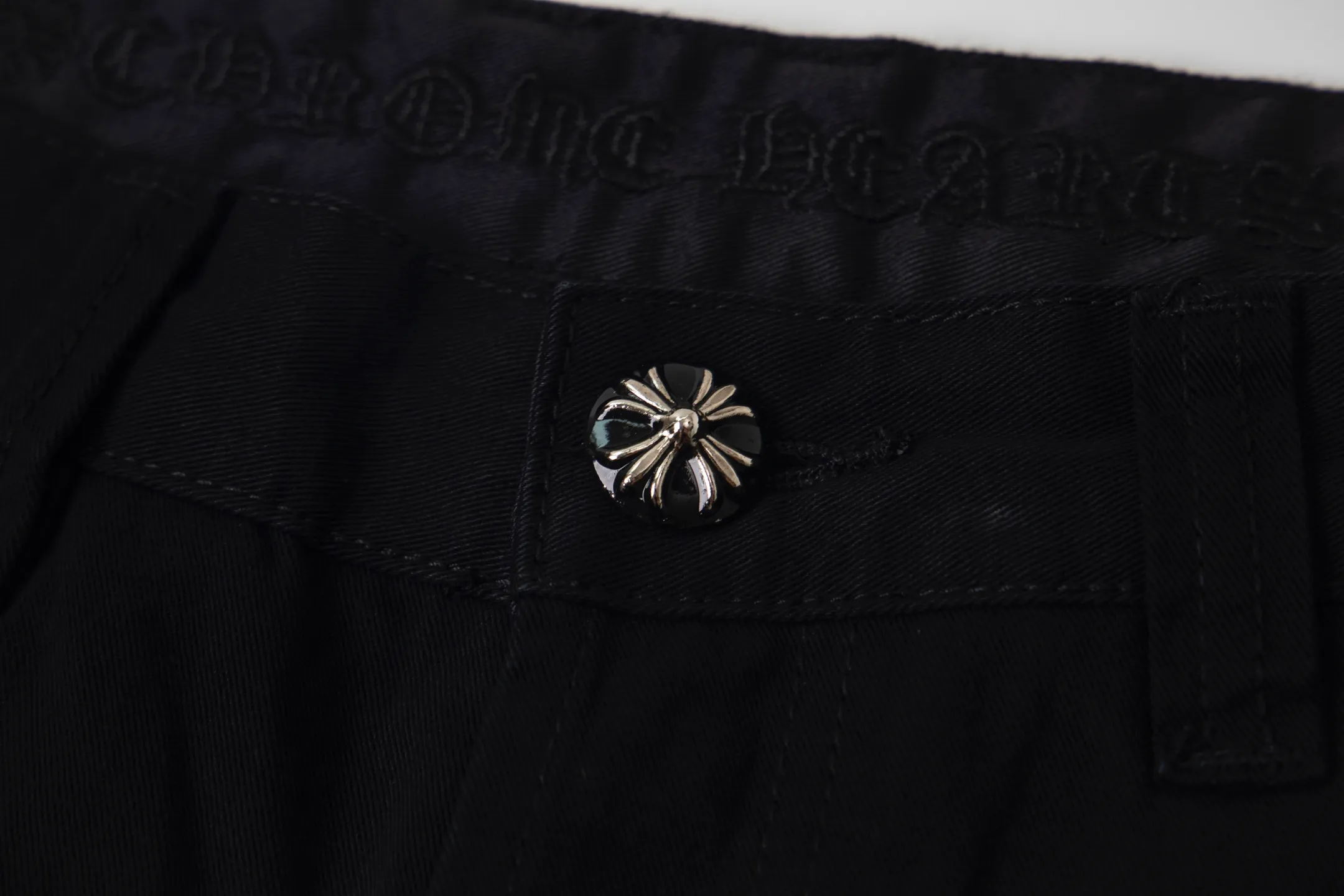P260 Chrome Hearts丨Chrome Hearts Black and Brown Camouflage Cross Patched Leather Jeans - Full of exploring the ultimate in fashion, Chrome Hearts' new Chrome Hearts pants cleverly integrate camouflage crosses, camouflage crosses and other elements to break traditional boundaries. Mattyboy's clever fusion of overalls and khaki jeans, the same style, brings endless matching inspiration to fashionistas! Whether it is daily wear or a trendy try, these pants can bring you an excellent fashion experience. Style number: 1753# Color: casual black Size: 28 30 32 34